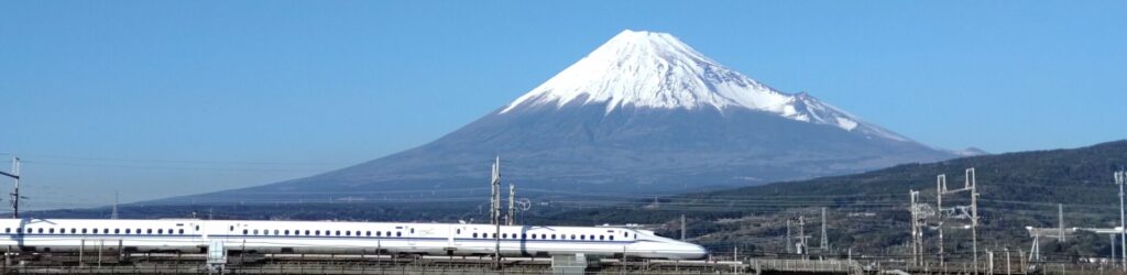 富士山の麓を走る新幹線