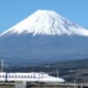 富士山の麓を走る新幹線